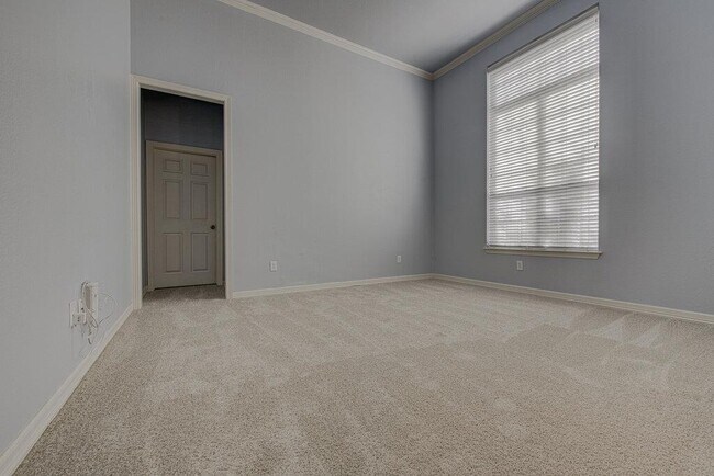 Building Photo - 2785 Lake Forest Dr