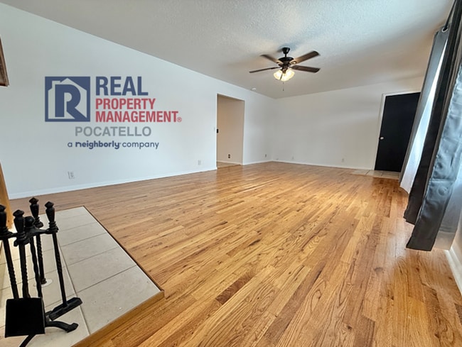 Building Photo - 3 bed 2 bath house - 1 car garage - PET FRIENDLY