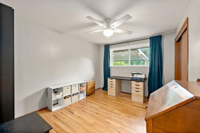 Building Photo - Spacious 4 Bed Lakewood Home w/ 2 Kitchens...