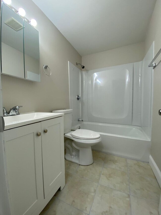 Building Photo - Fully Renovated 2 Bed with Heat, Hot Water...