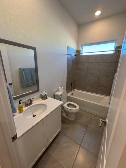 Building Photo - 9409 Chatside