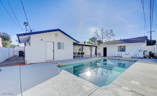 Building Photo - 1821 E Oakey Blvd