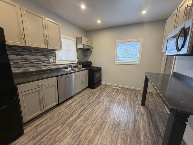 Building Photo - 115 Conron-E