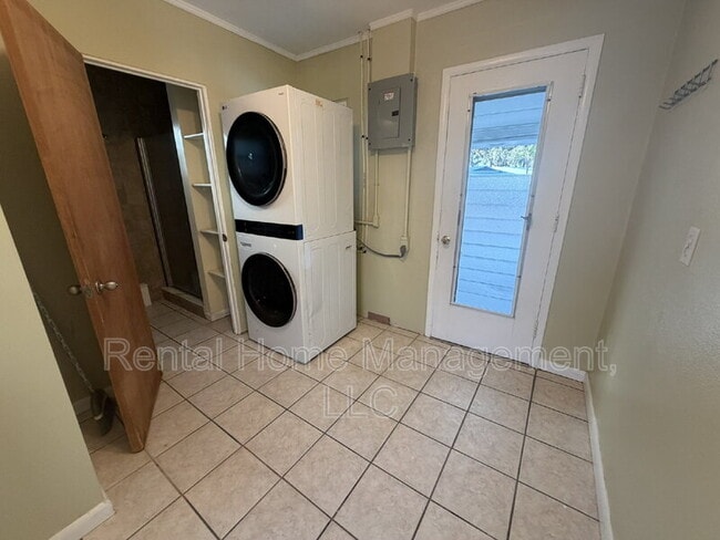 Building Photo - 811 Tangerine St