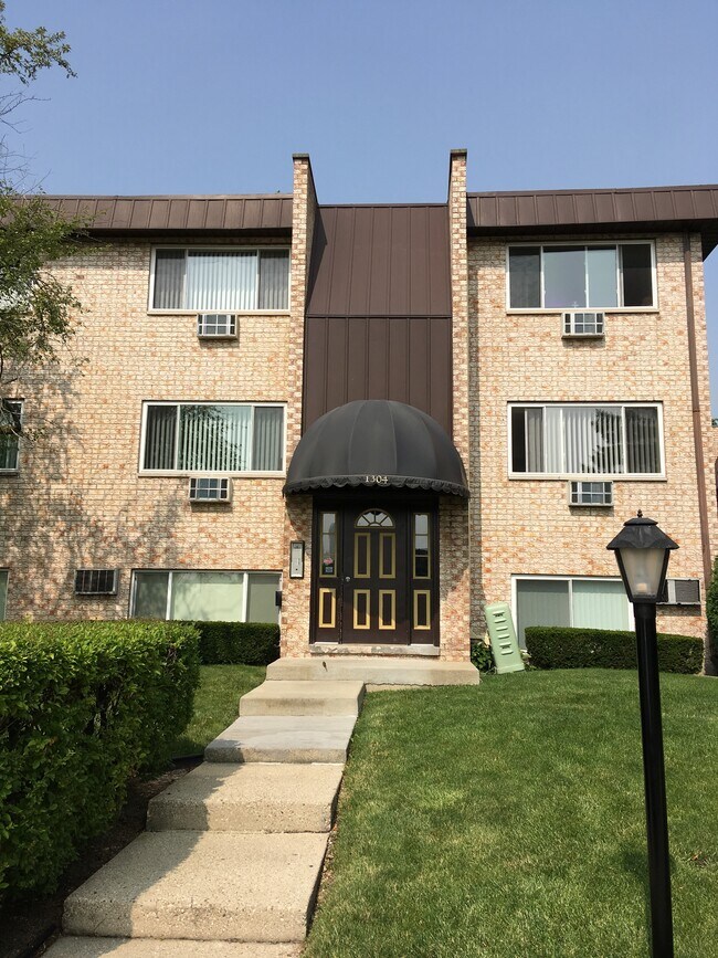 Building Photo - 1304 S Hunt Club Dr