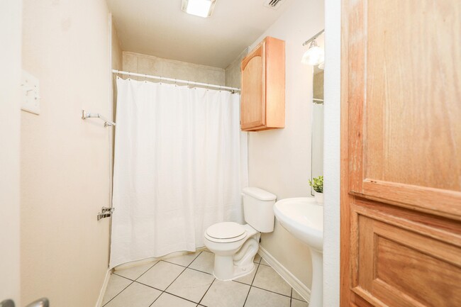 Building Photo - 1000 Ranchway Dr