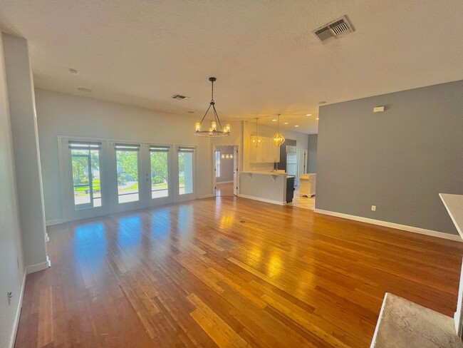 Building Photo - Gorgeous 4 Bed 2 Bath Home for Rent in Apo...