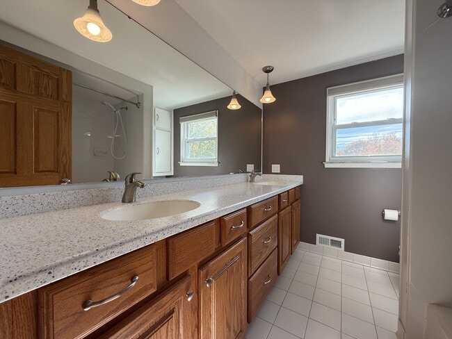 Building Photo - 2447 Roanoke Dr