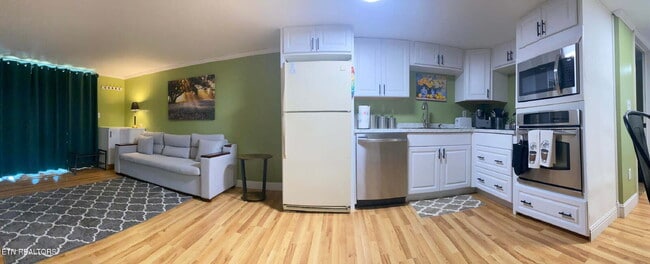 Building Photo - Fully furnished studio