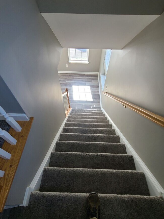 Building Photo - 3 bedroom,  2 1/2 bath town home in Waynesboro PA END UNIT