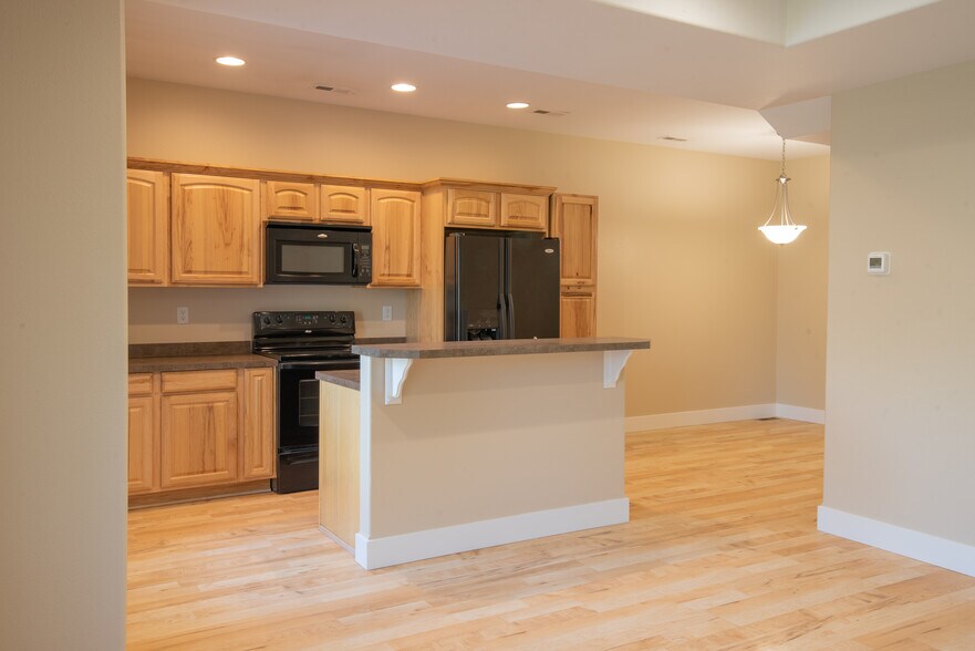 Building Photo - 1035 Road Runner St.