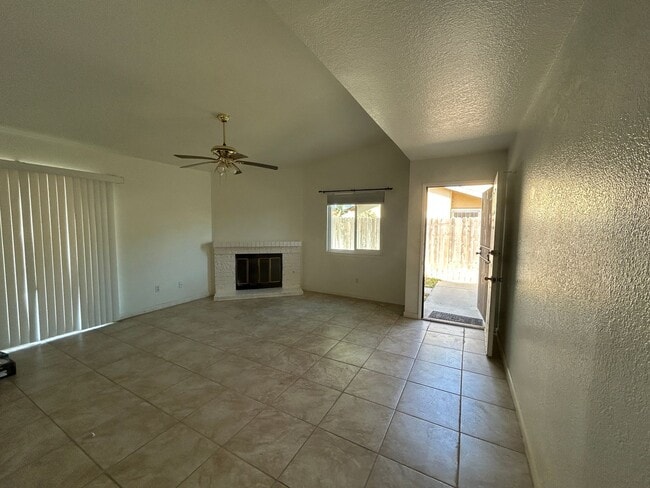 Building Photo - Great 3 bedroom 2 bath in Visalia ready fo...