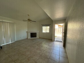 Building Photo - Great 3 bedroom 2 bath in Visalia ready fo...