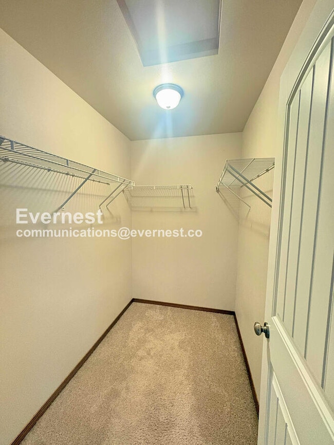 Building Photo - 111 W 6th St