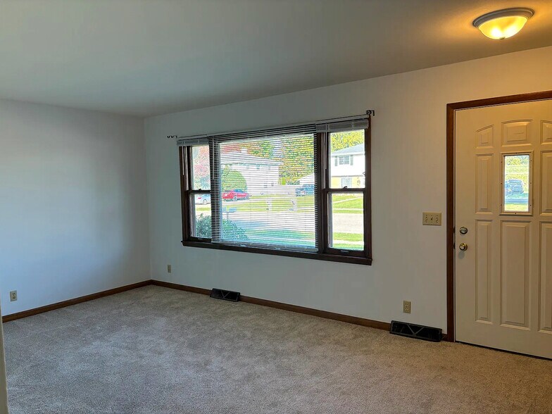 Building Photo - 37 W Klubertanz Dr