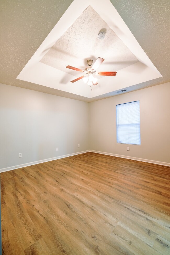 Building Photo - NOW AVAILABLE!!  Quaint 3 Bed, 2 Bath Home...