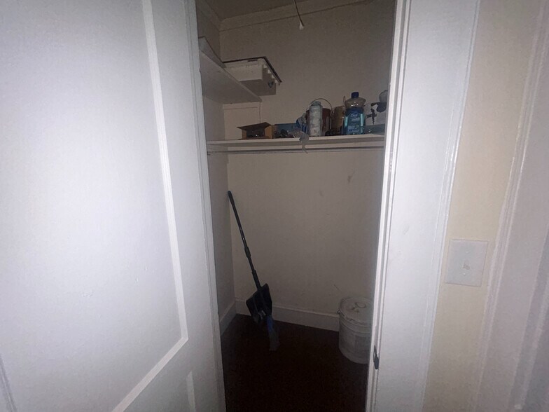Building Photo - Room in Apartment on Kerr St NW