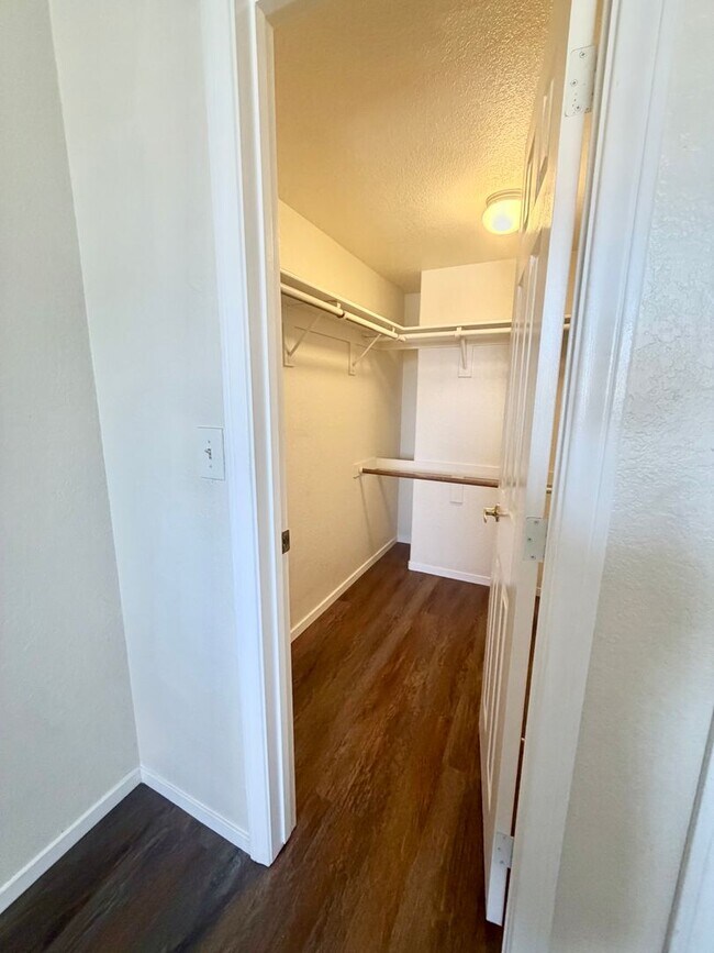 Building Photo - Henderson Cute 2 Bedroom Condominium