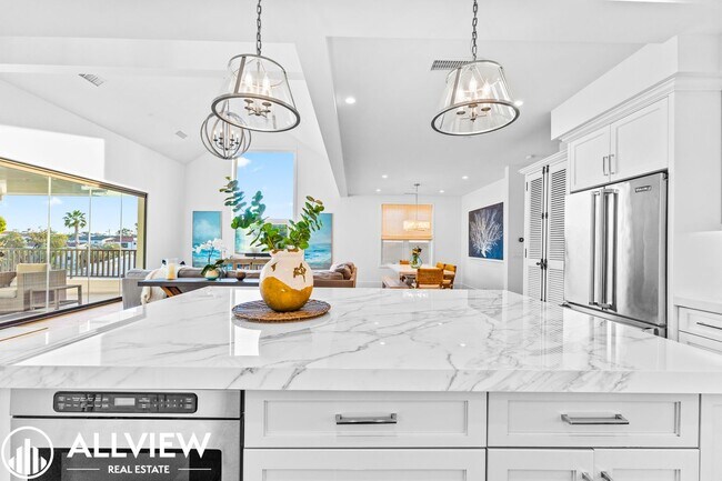 Building Photo - Gorgeous 3 bed 3.5 bathroom home available...