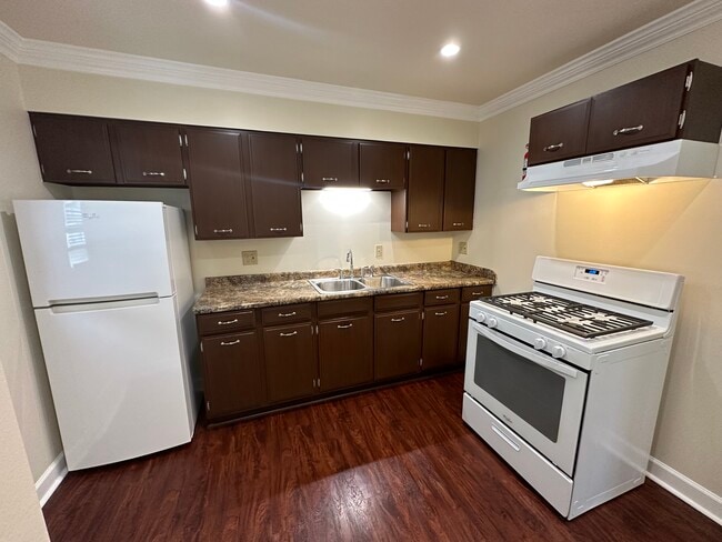 4 E Van Buren St #3 Kitchen - 4 E Van Buren