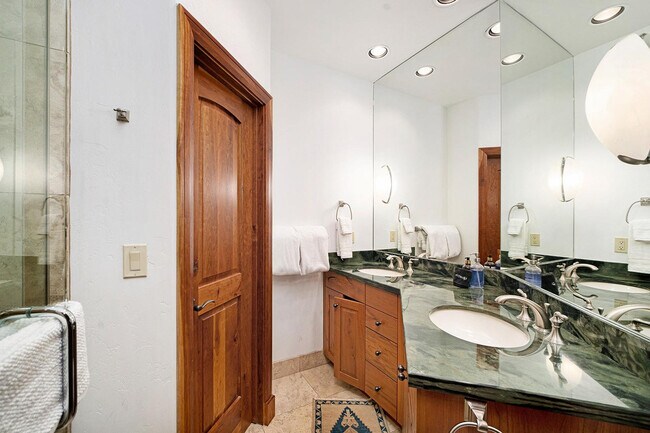 Building Photo - 100 Aspen Ridge Dr