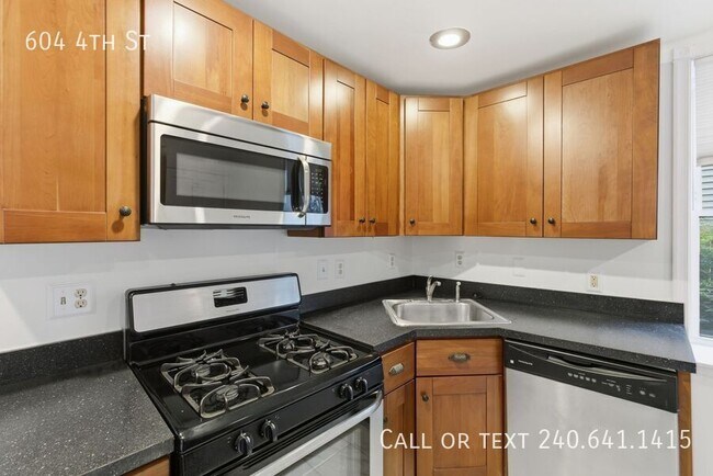 Building Photo - 604 4th St