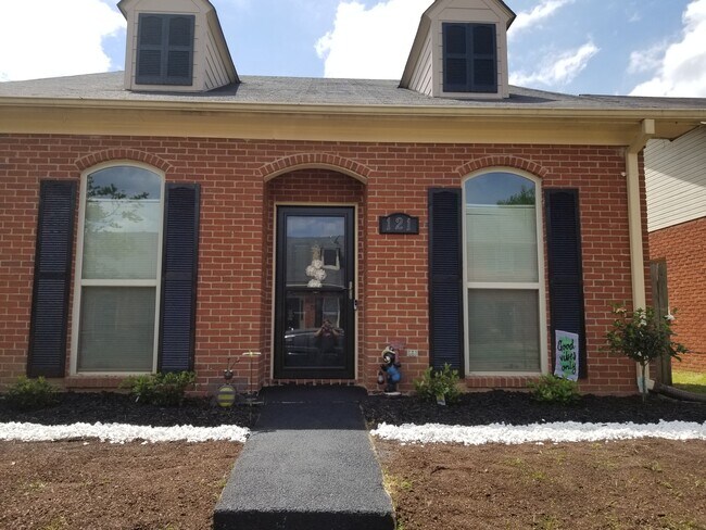 Primary Photo - 121 N Brighton Dr