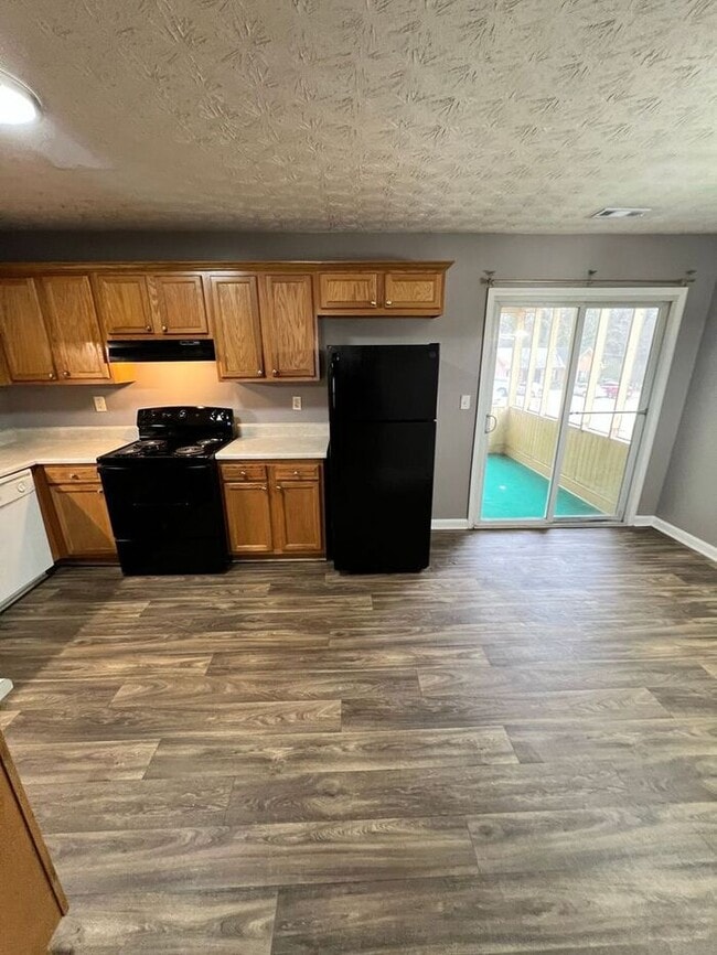 Building Photo - FINALLY a 2 bedroom 1.5 bath townhome available in Lawrenceville!