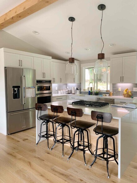 Building Photo - 104 NW Royal Ct