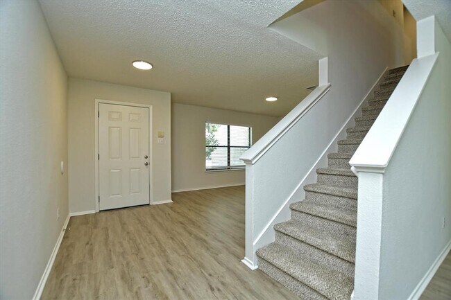 Building Photo - 1201 Pike Path