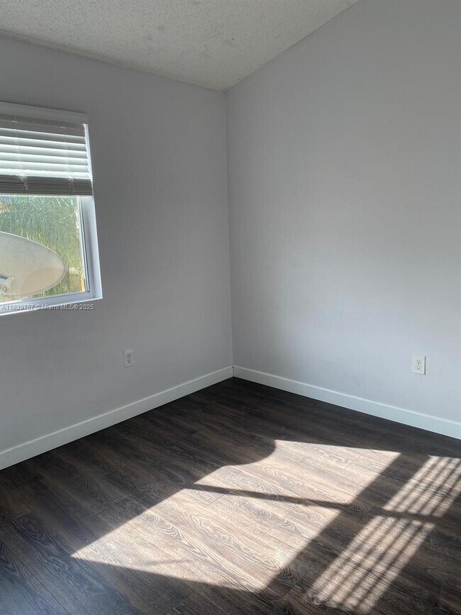 Building Photo - 6215 SW Kendale Lakes Cir