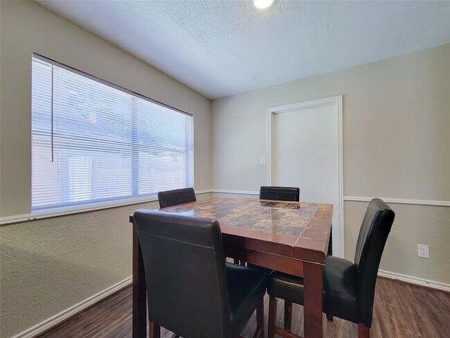 Building Photo - 6606 Brittany Park Ln
