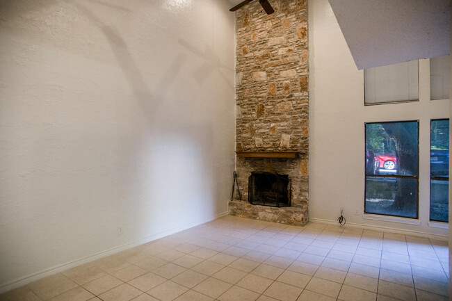 Building Photo - 813 Ranch Rd 12