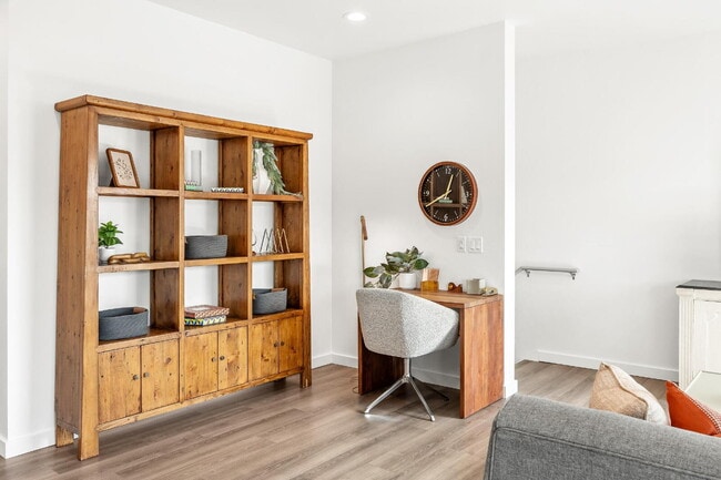 Building Photo - Modern 2-Bed Townhouse... Ideal for Professionals or Travelers