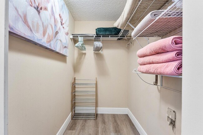 Building Photo - 1000 Crestwood Ct S