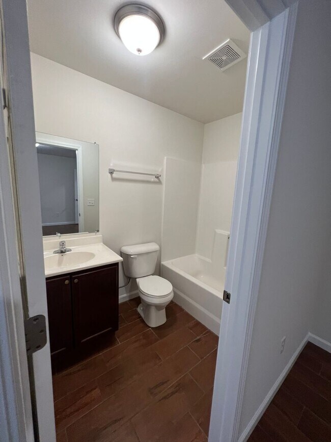 Building Photo - 3 bed/2 bath with 1 car garage for lease