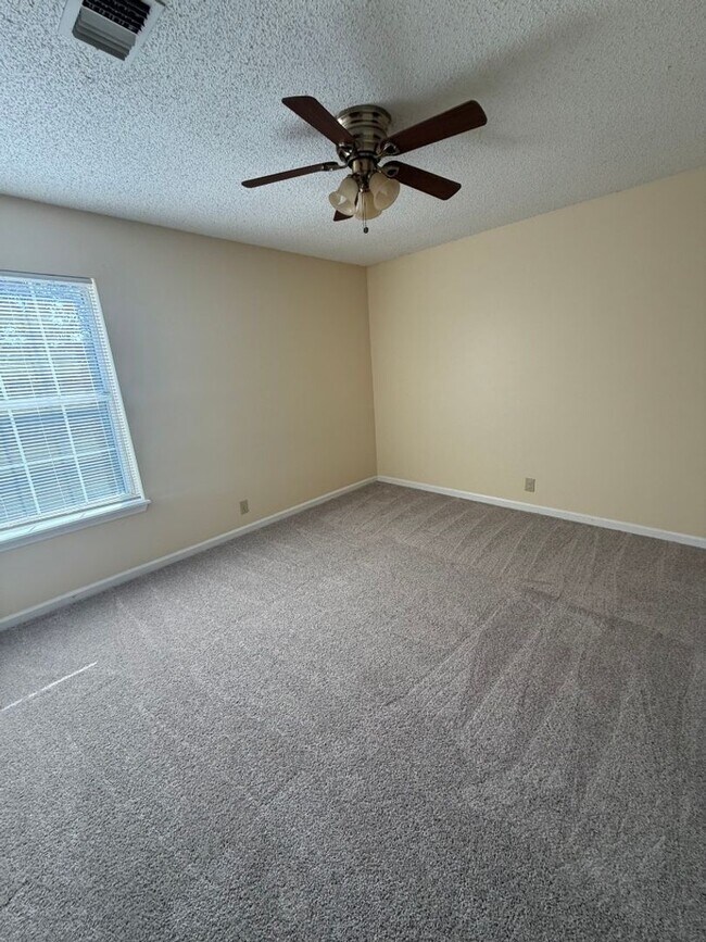 Building Photo - Affordable Townhome - New Rent!!