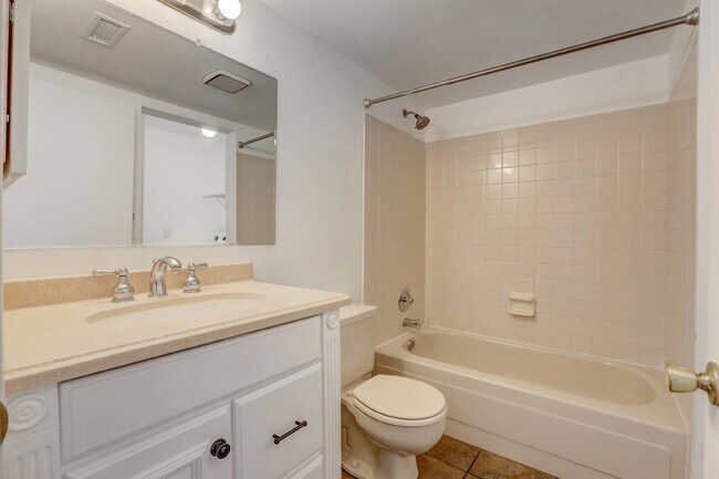 Building Photo - $1,825 - 2 Bed, 2 Bath Condo in Denver wit...