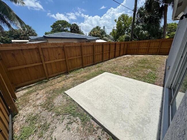 Building Photo - 890 NW 25th Ave