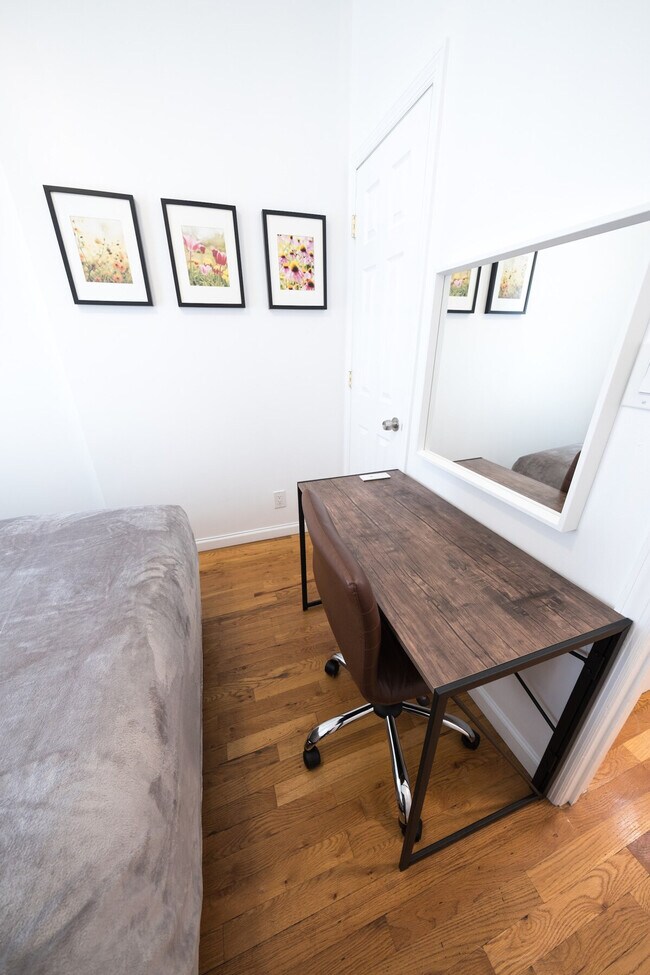 Building Photo - 305 E 104th St