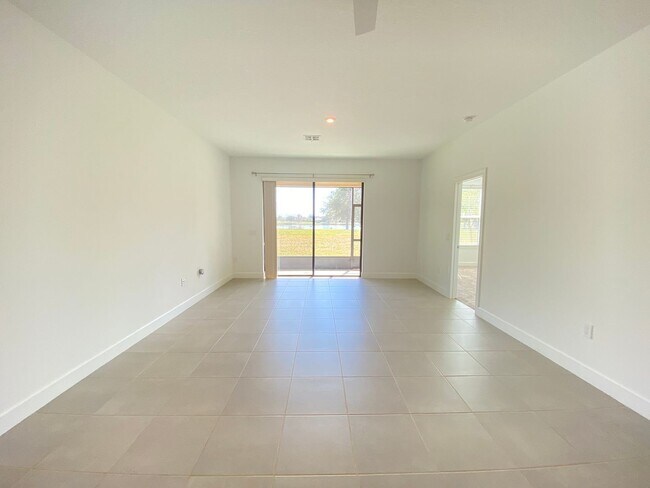 Building Photo - 2182 Palm Tree Dr