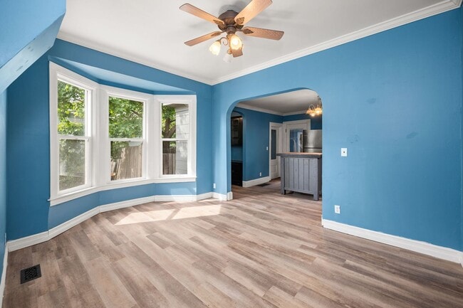 Building Photo - Centrally Located Home With Unbelievable C...