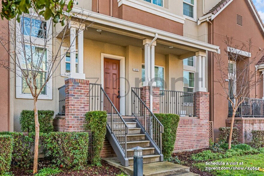 Building Photo - 1052 Green St