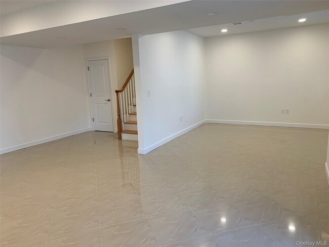 Building Photo - 97 Gainsborg Ave E