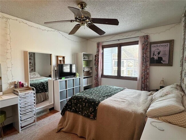 Building Photo - 520 Lake Summit Ct