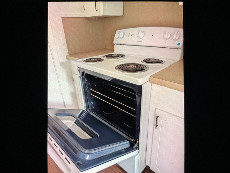 Building Photo - 100 Holland St