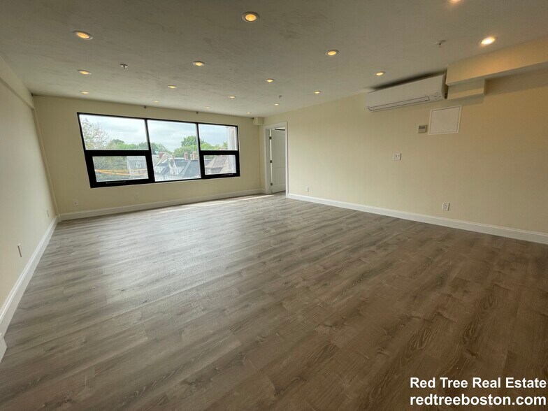 Building Photo - 1028 Commonwealth Ave