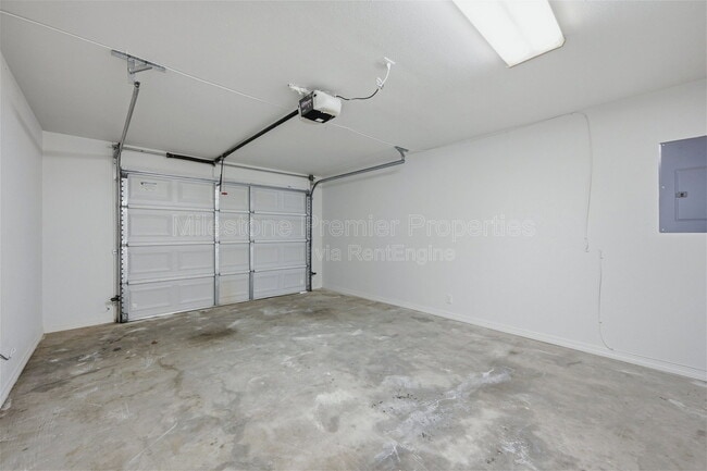 Building Photo - 2418 Loy Lake Rd