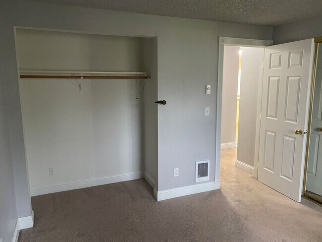 Building Photo - 13216 NE Salmon Creek Ave