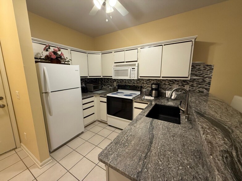 Building Photo - 472 River Oaks Dr